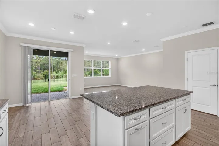 Kitchen & Dining