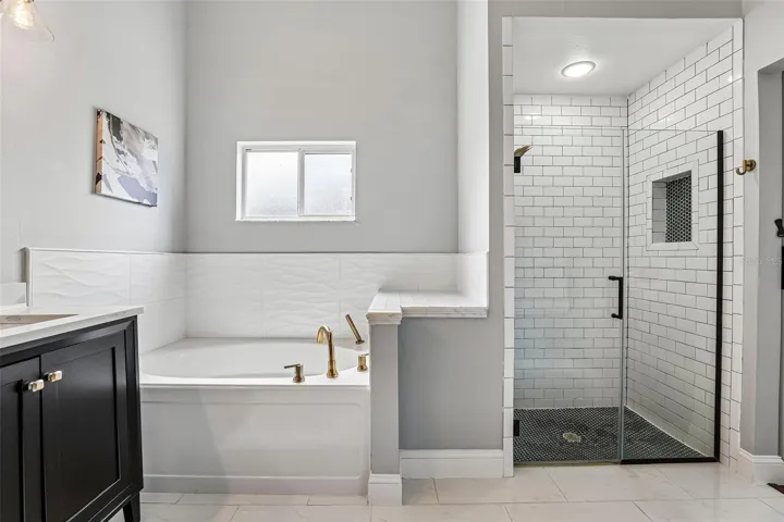 Fully updated primary en-suite bath.