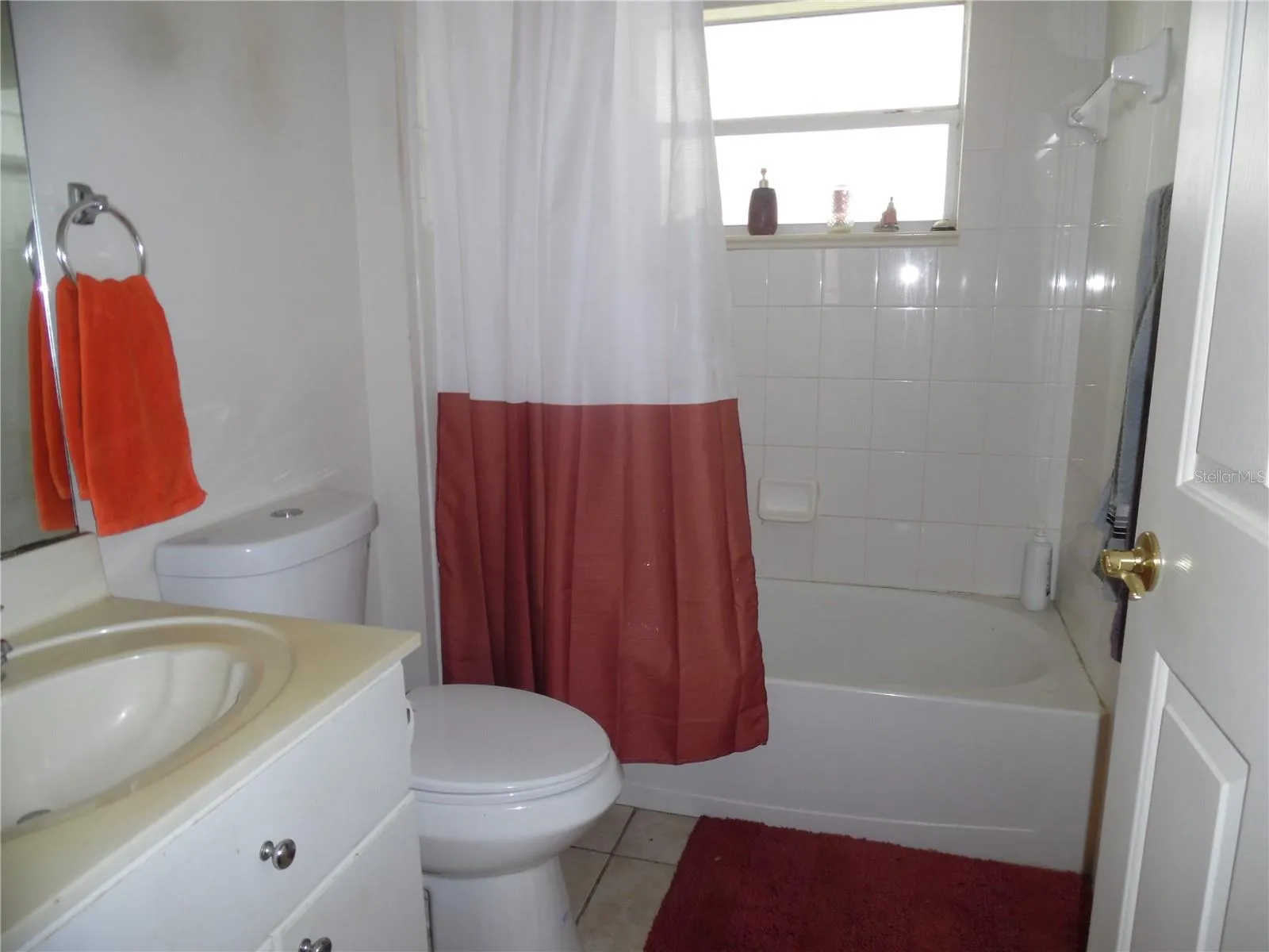 Secondary bathroom located between 2nd & 3rd bedrooms