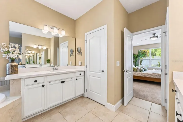 Primary en-suite bath.