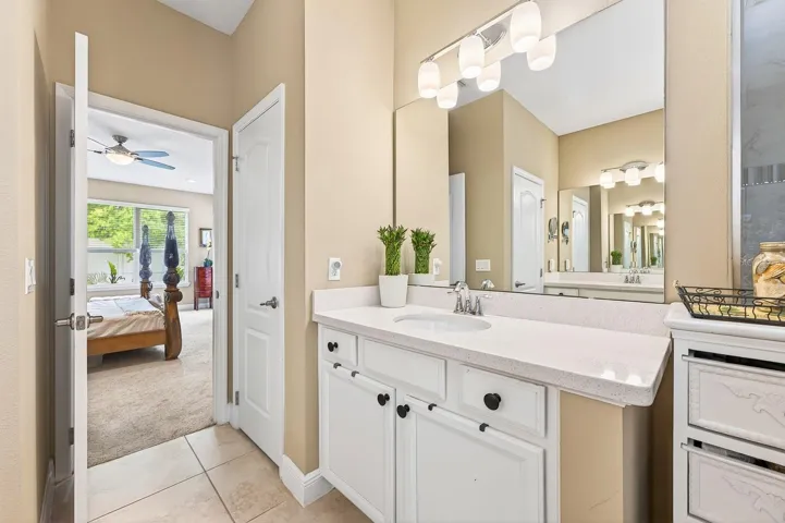 Primary en-suite bath.