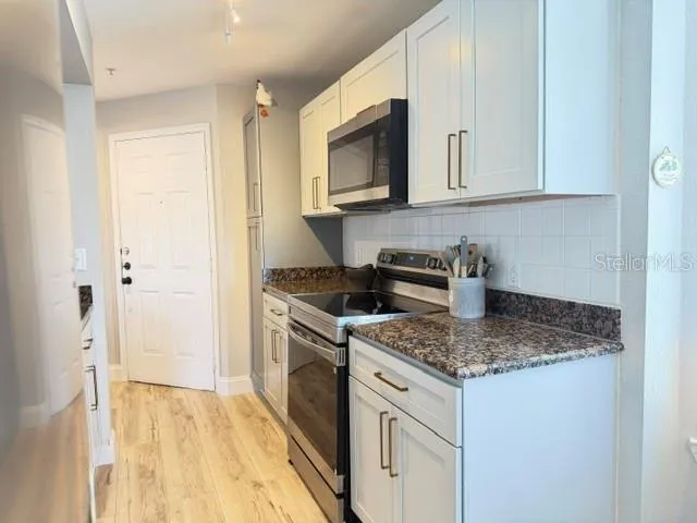 New kitchen cabinets and appliances