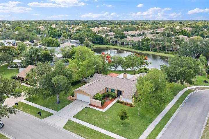 Oversized corner lot on a cul-de-sac