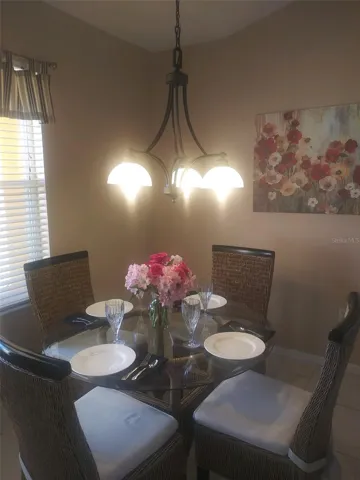 eat-in kitchen