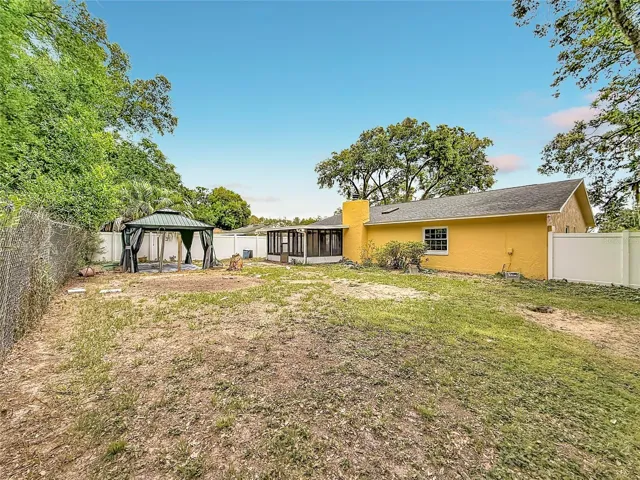 Massive fully fenced rear yard
