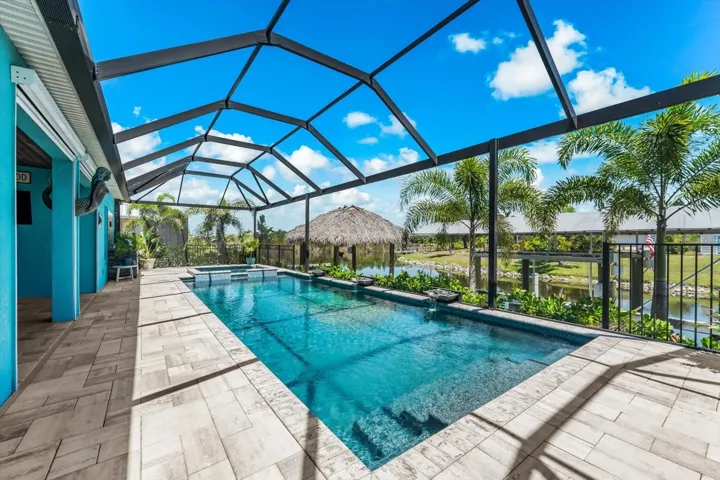 Resort-Style Screened Lanai