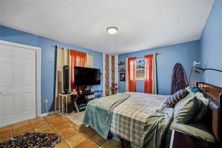 Primary w/ Walk in closet and ensuite Bath