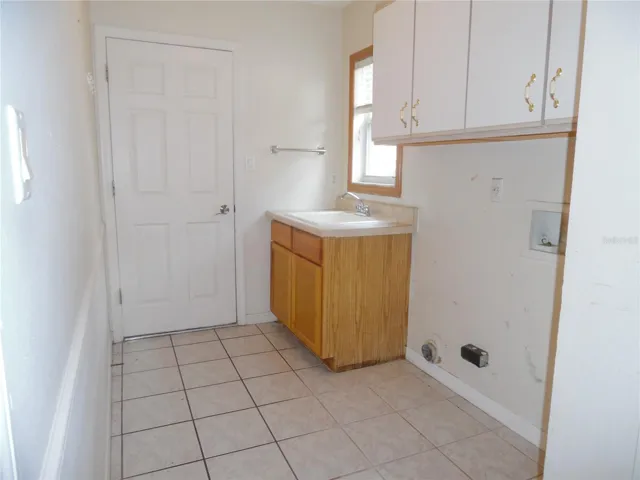 Large laundry room with sink and also closet