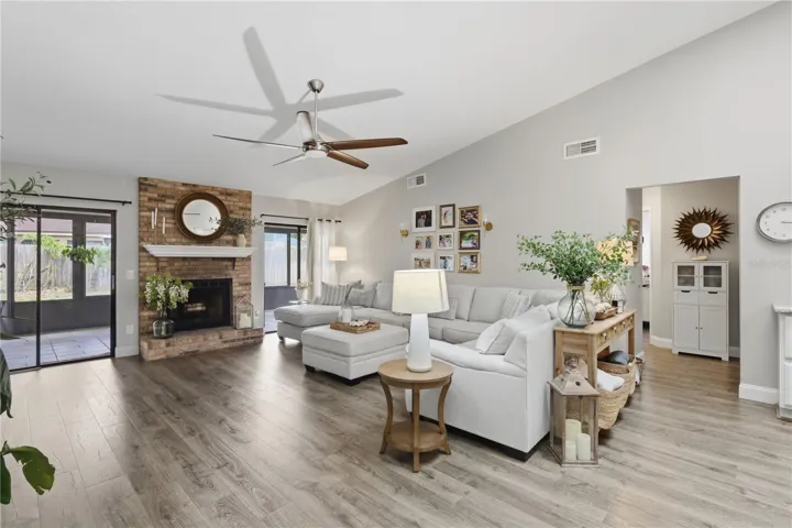 Family room w/fireplace