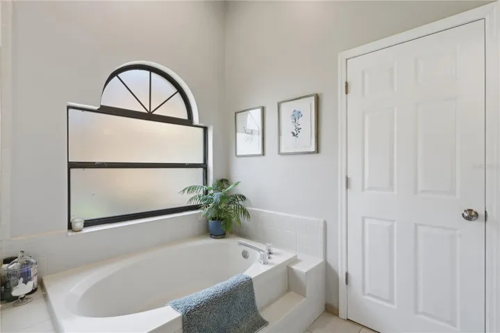 Soaking tub - Primary