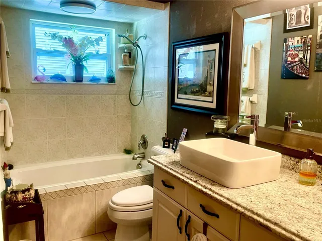 En-suite #2 bath