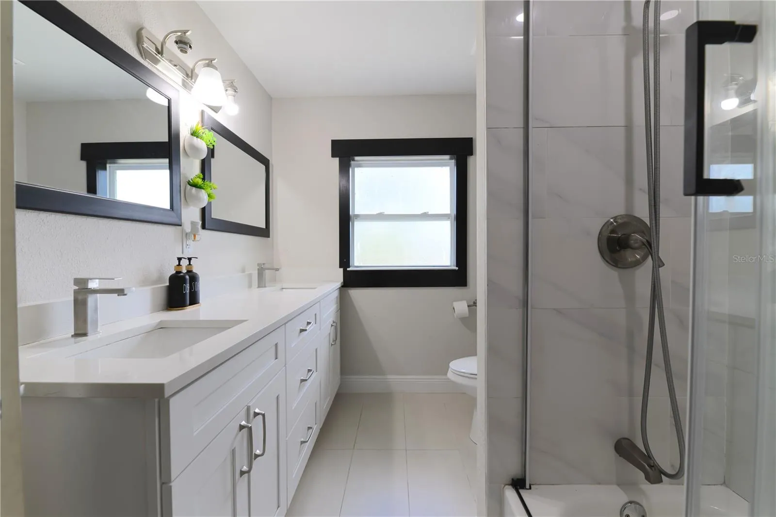 Dual Sink Main Bathroom with Shower Tub
