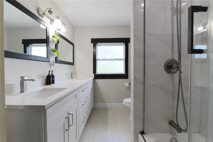 Dual Sink Main Bathroom with Shower Tub