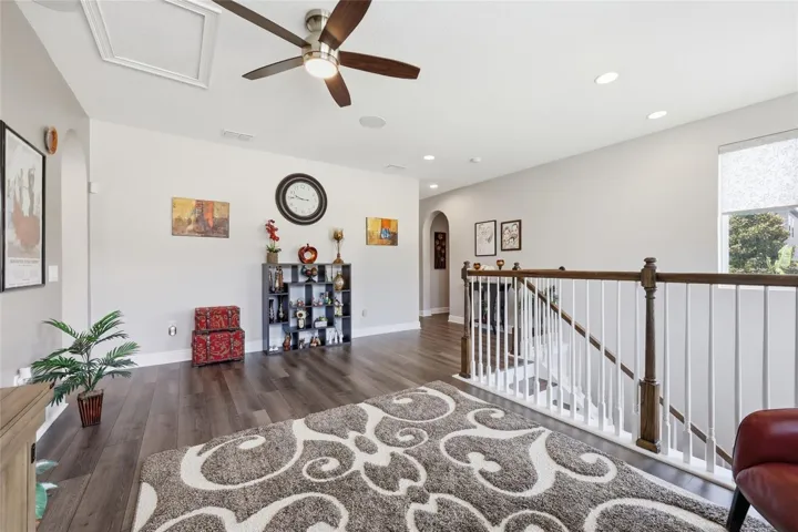 Loft (2nd floor)