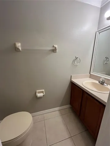 DOWNSTAIRS 1/2 BATH