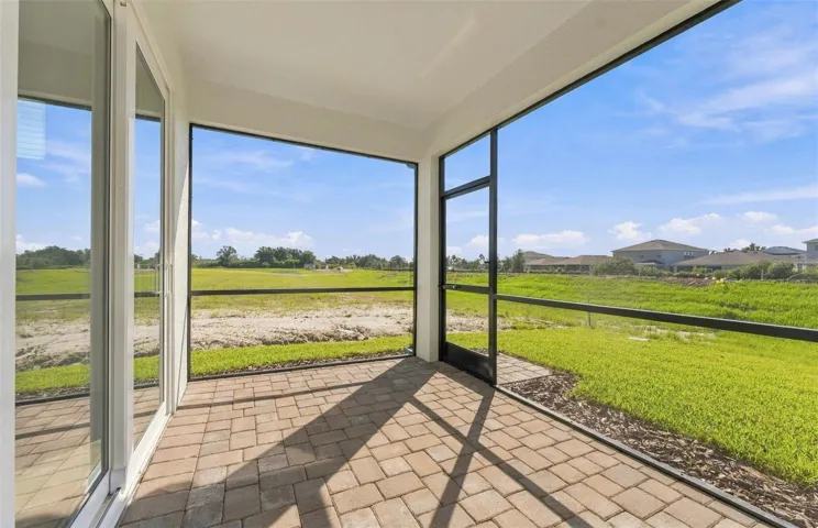 Covered Lanai w/Screen Enclosure