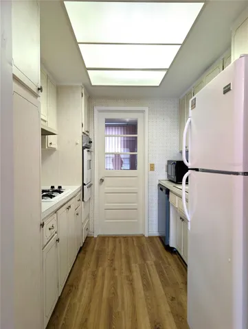 Kitchen, Doorway to Florida Room