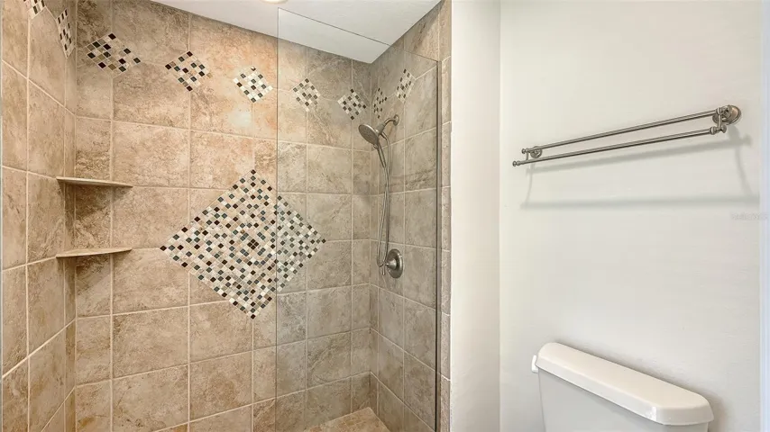 Full bathroom #2