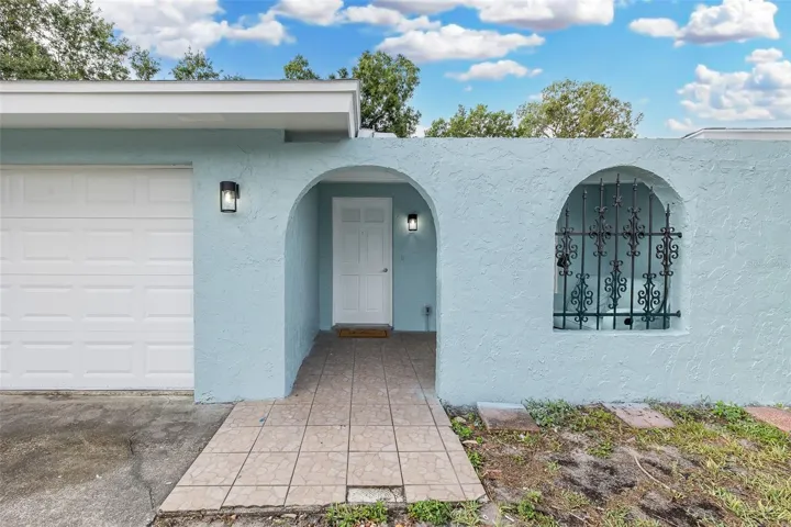 Welcome Home to 1815 Driftwood Circle in beautiful Oldsmar, FL!