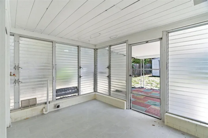 Enclosed back patio with washer dryer hookup