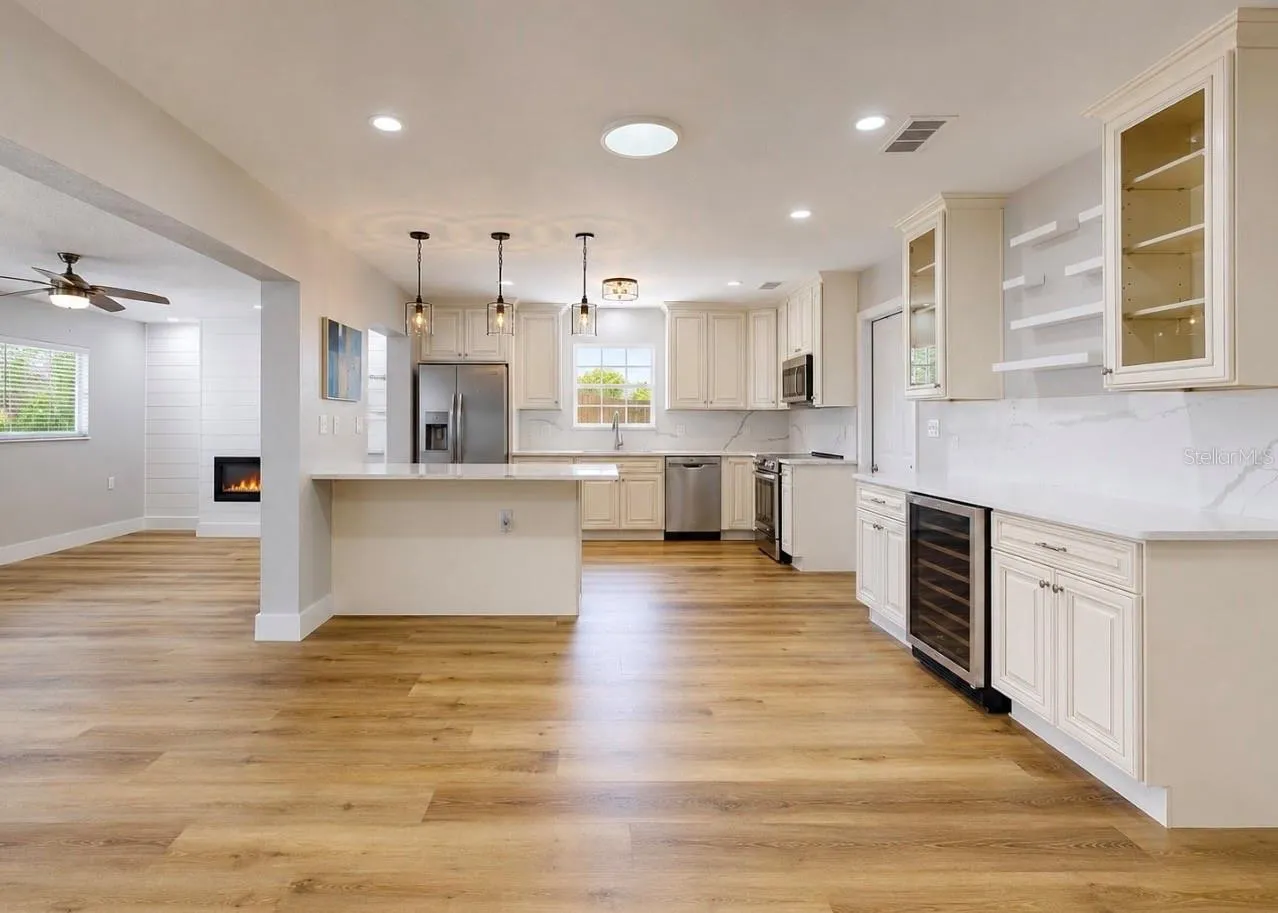 Eat In Kitchen with Bar