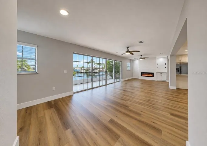 33ft of waterfront views!