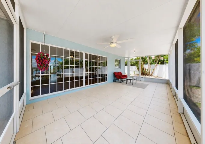 Spacious Screened In Lanai