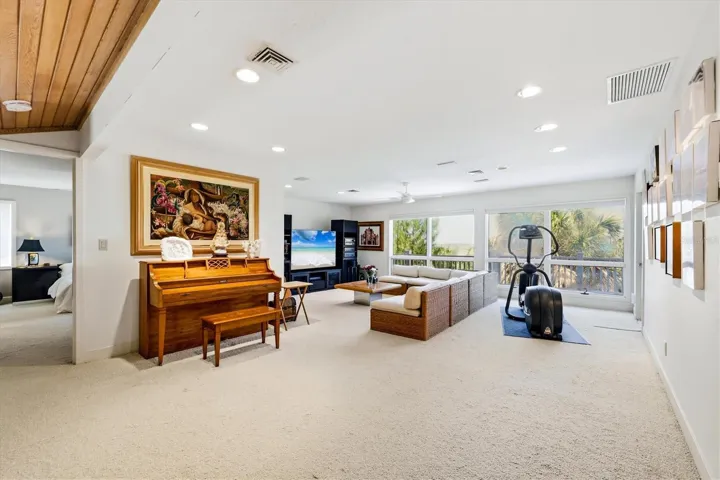 Spacious Bonus Room on 2nd floor overlooks Gulf
