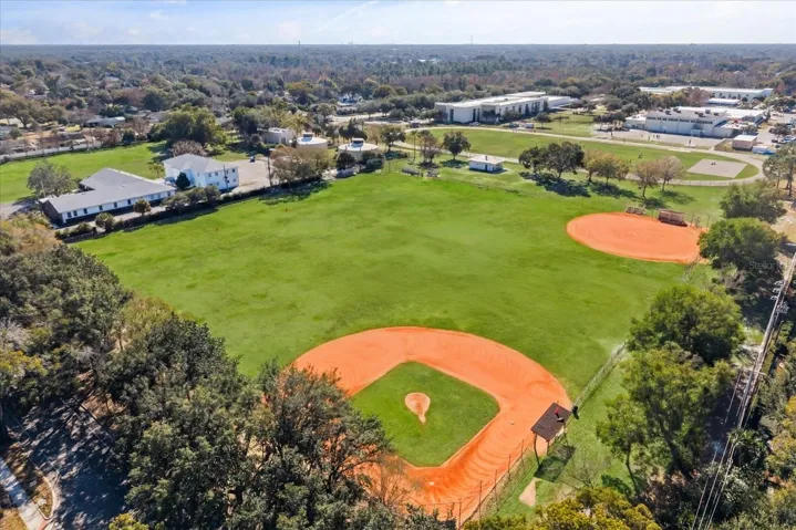 The Quad is centered in the neighborhood with lots of enjoyed greenspace