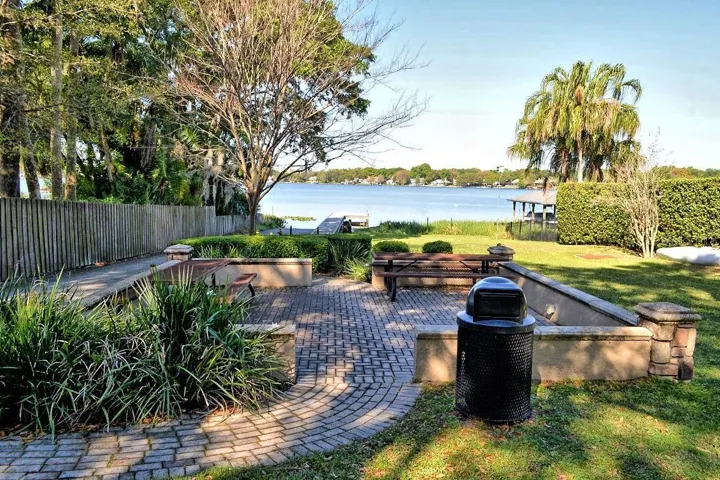 Community lake lot only for the Estates