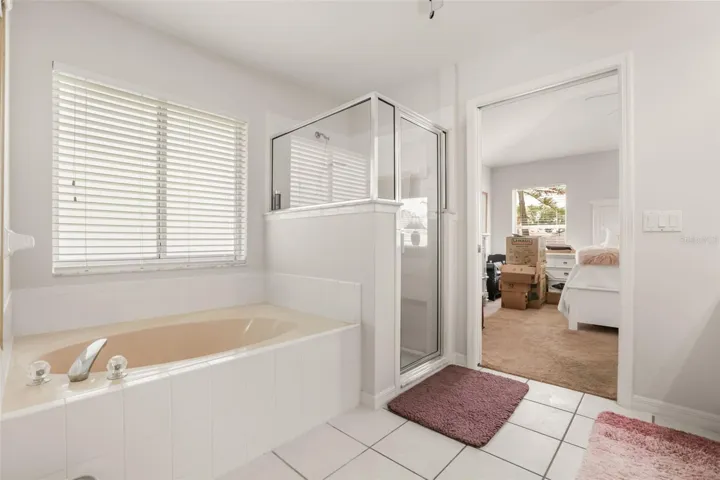 Bright and spacious bathroom