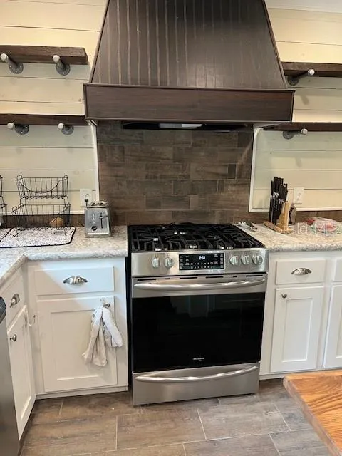 Gas range/huge hood