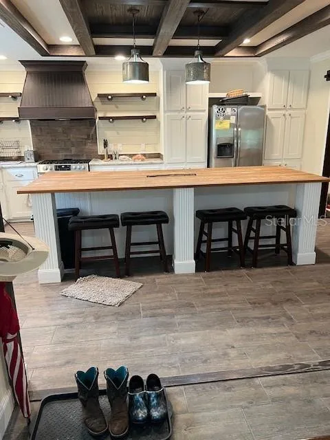 Island seats 4-6 guests