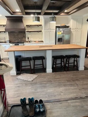Island seats 4-6 guests