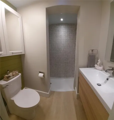 Den Full Bath/Shower