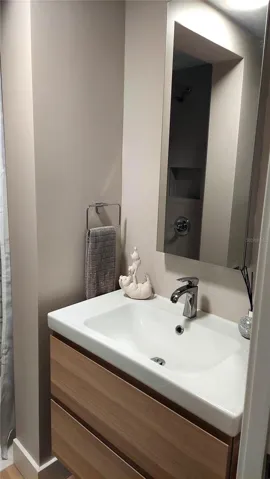Den Full Bath/Shower