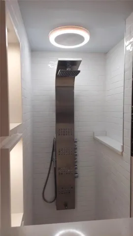 Primary Shower Tower with Jet Sprays