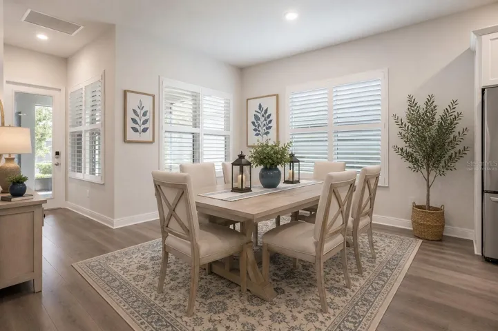 Dining area (virtually staged)