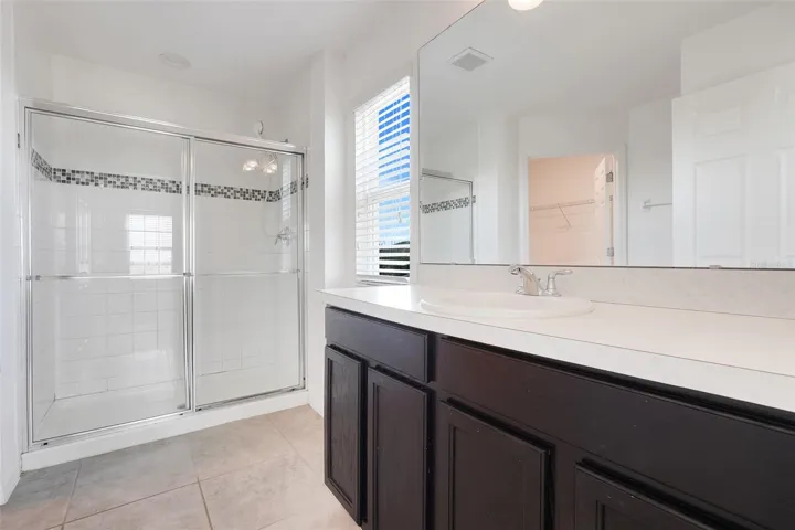 En-suite - second primary bathroom (second floor)