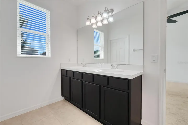 en-suite primary bathroom (first floor)
