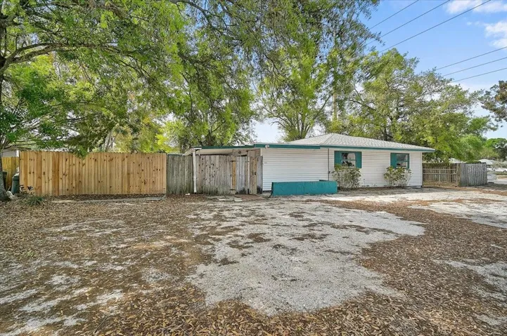 Plenty of parking in the driveway.