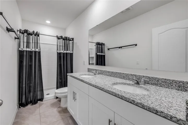 Primary Bedroom's En-Suite Bathroom