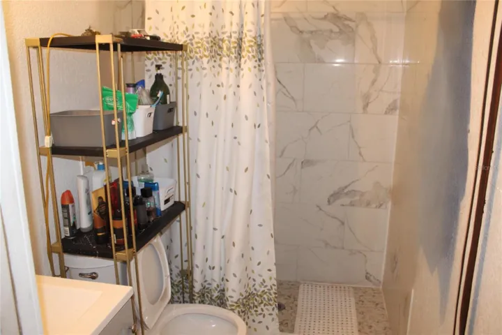 Full bathroom in efficiency apartment