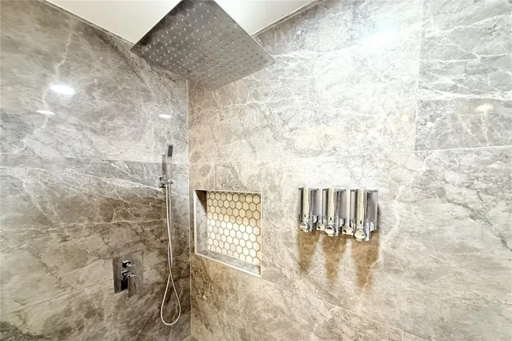 BATHROOM VIEW 3