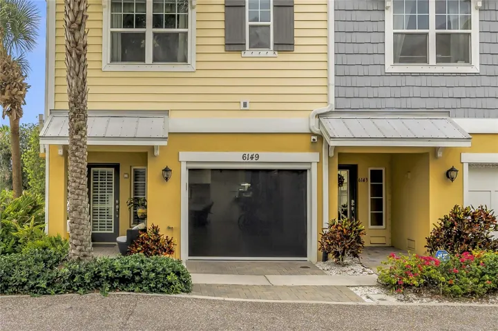 Garage with Automated Retractable Screen