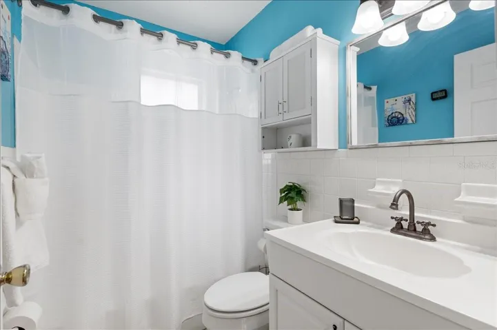 Guest Bath with tub/shower