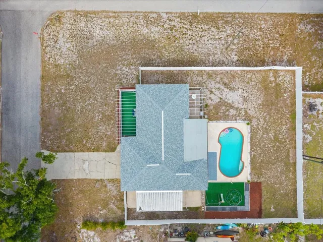 Lots of space in the front and backyards.