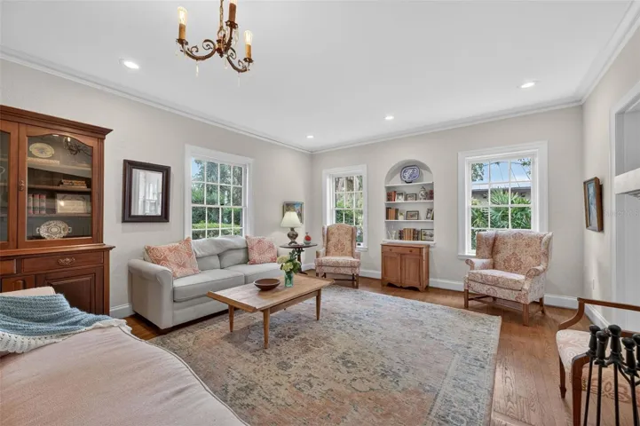 Original built-ins between the windows