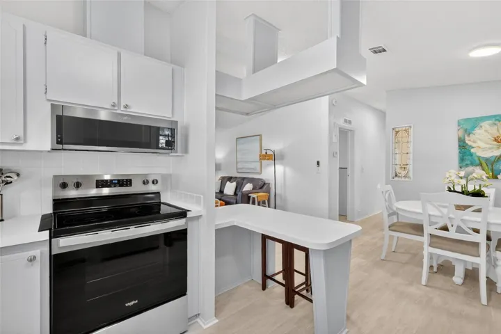Kitchen Eat-In Breakfast Bar