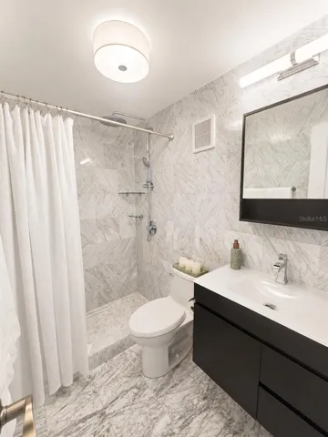 Full Bathroom 1